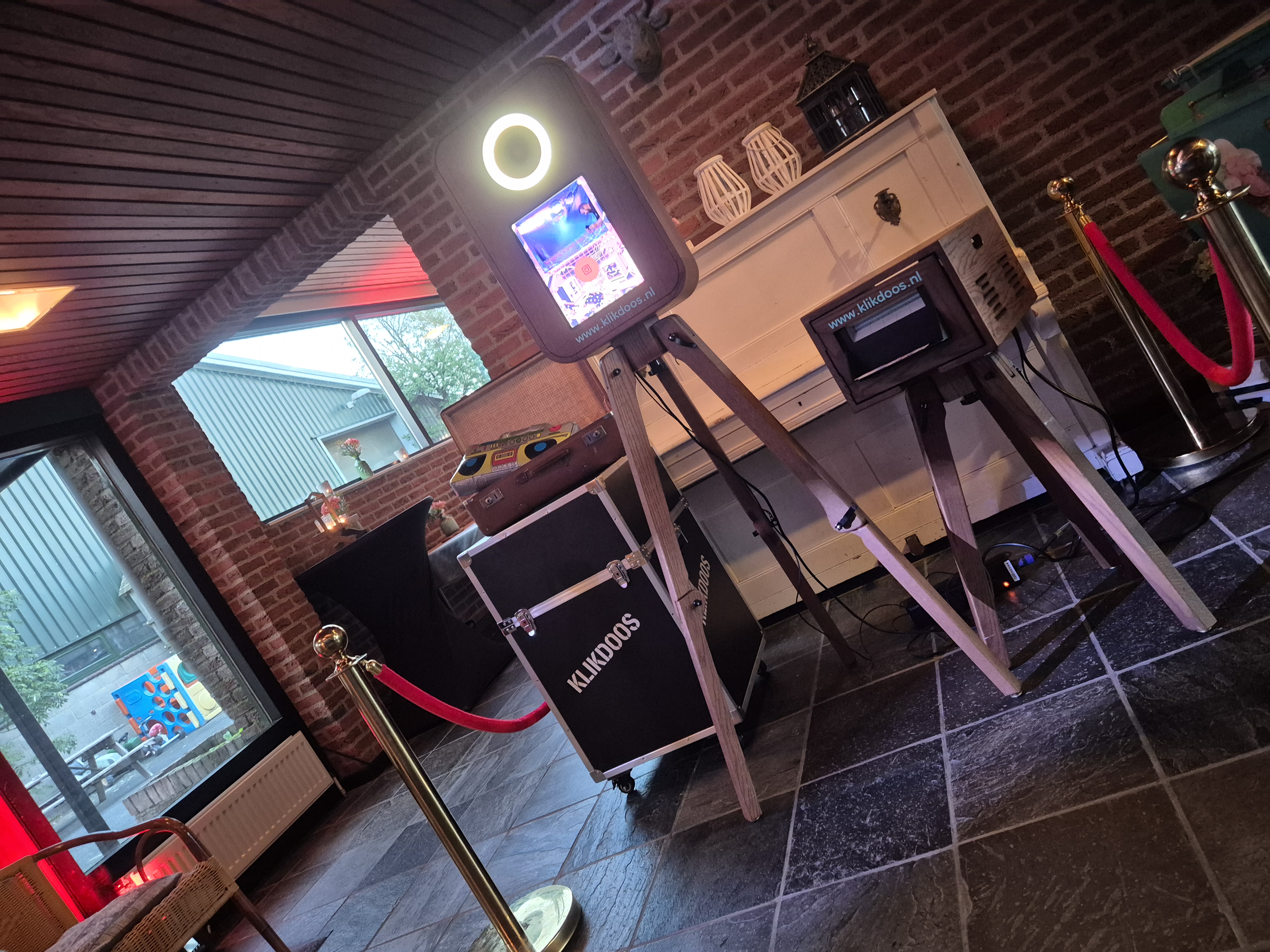 Klikdoos photobooth met fotoprinter opgesteld tijdens een feest